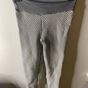 Scrunch butt leggings size large